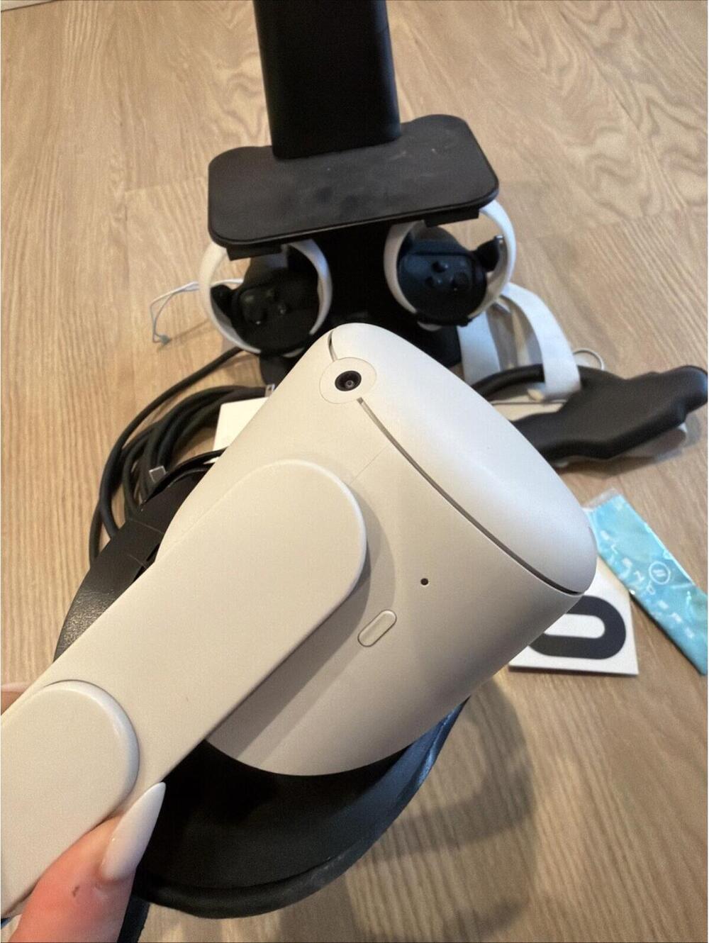 Meta Quest 2 VR Headset 128GB (w/controllers,stand,with replaceable protection) - Picture 9 of 13